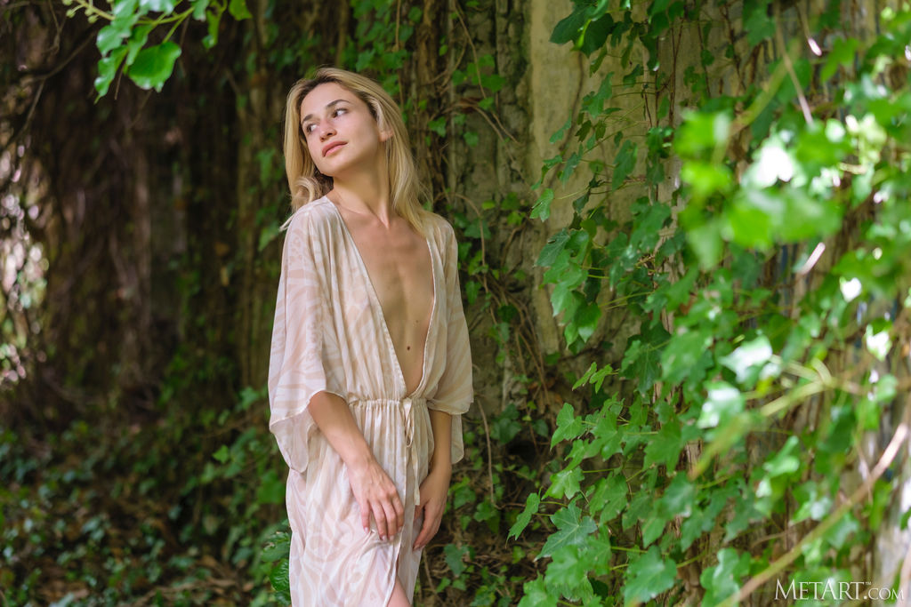 Sexy Blonde Susie Naked Cutie Goes Face Down Ass