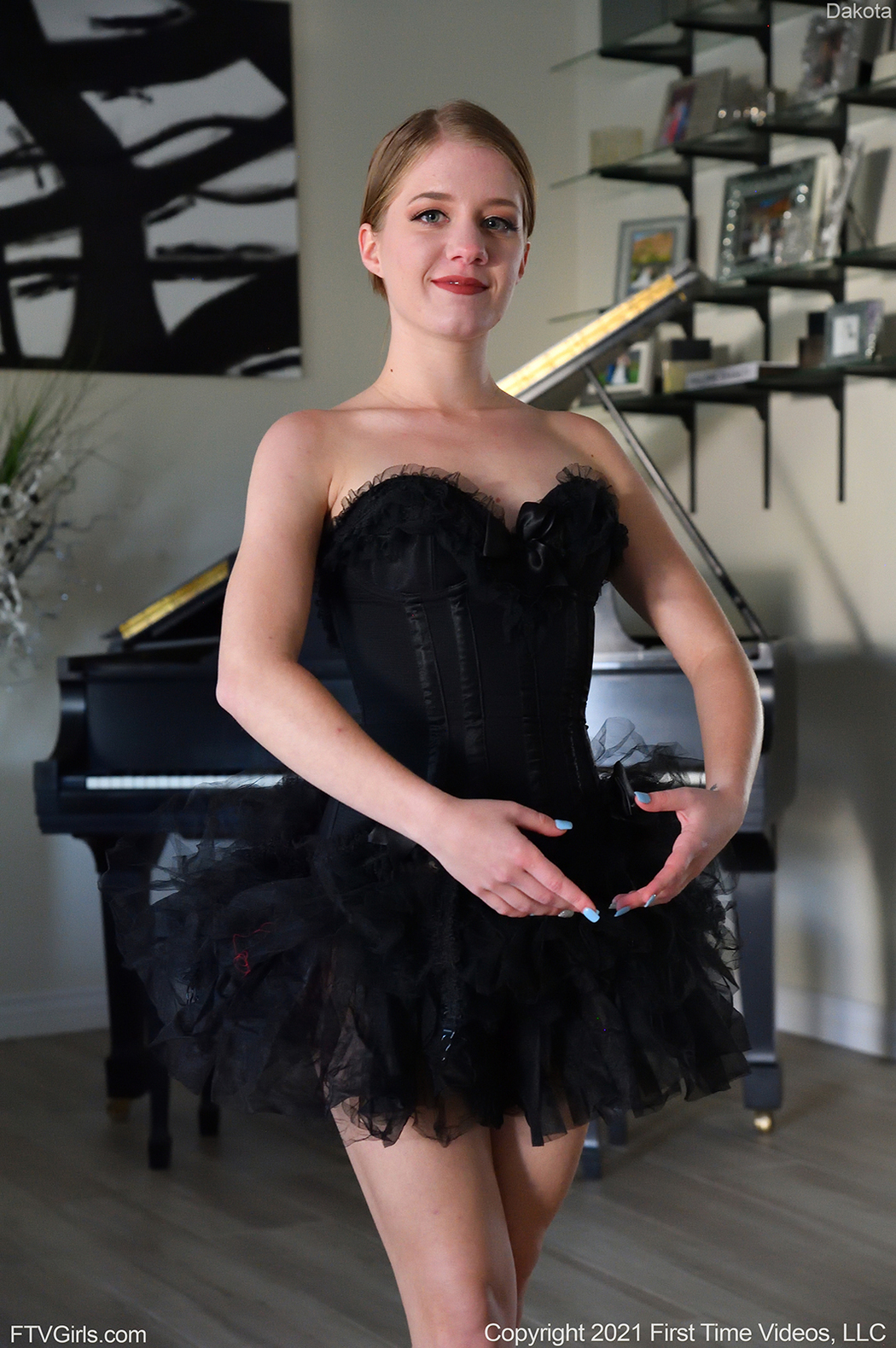 Sexy Chick FTV Dakota Play On Piano