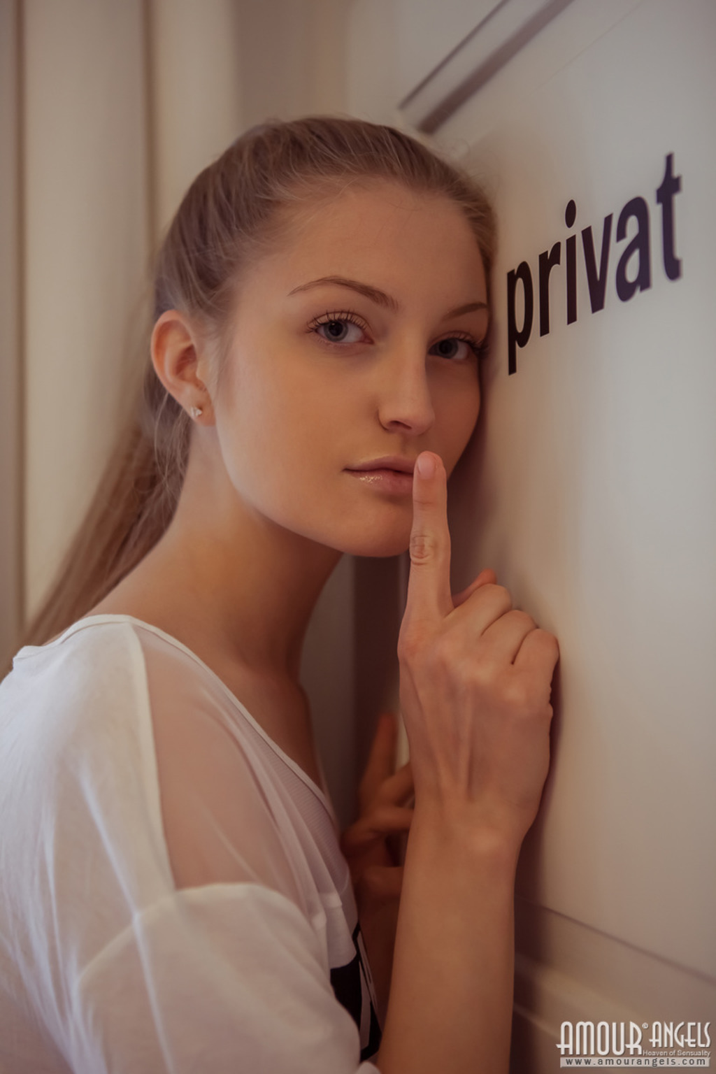 Shapely Nude Teen Girl