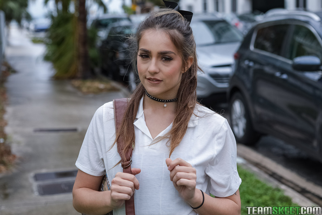 Sofie Reyez Is A Naughty Girl