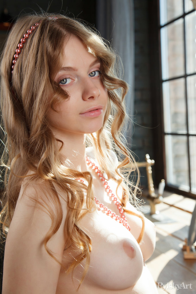 Small Teen Beauty Siya Teases Nude Cover Photo