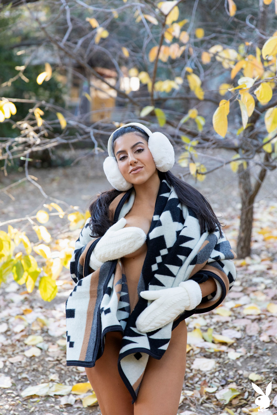 Smiling Babe Lena The Plug Getting Naked