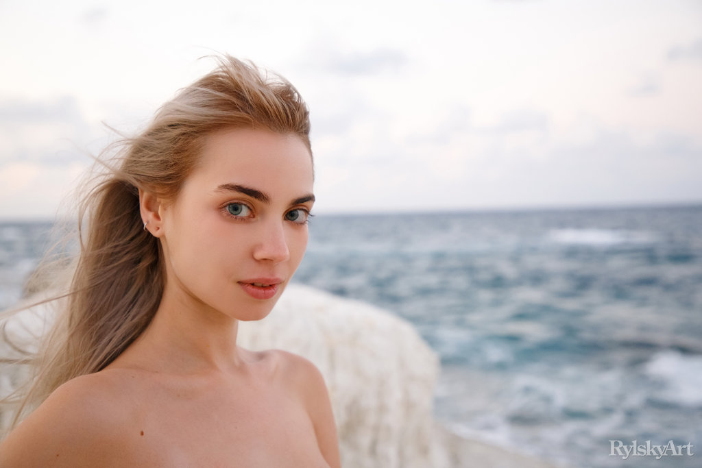 Sofy Bee Delightful And Dreamy Babe Teases Outdoors