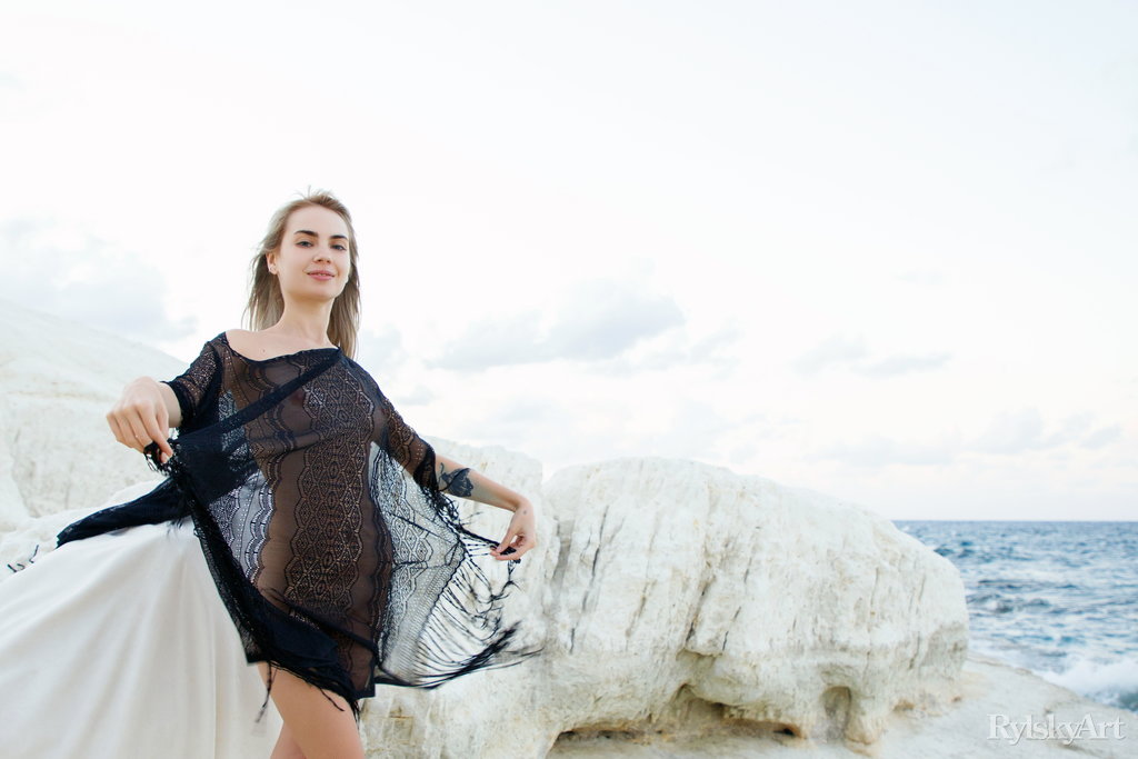 Sofy Bee Delightful And Dreamy Babe Teases Outdoors