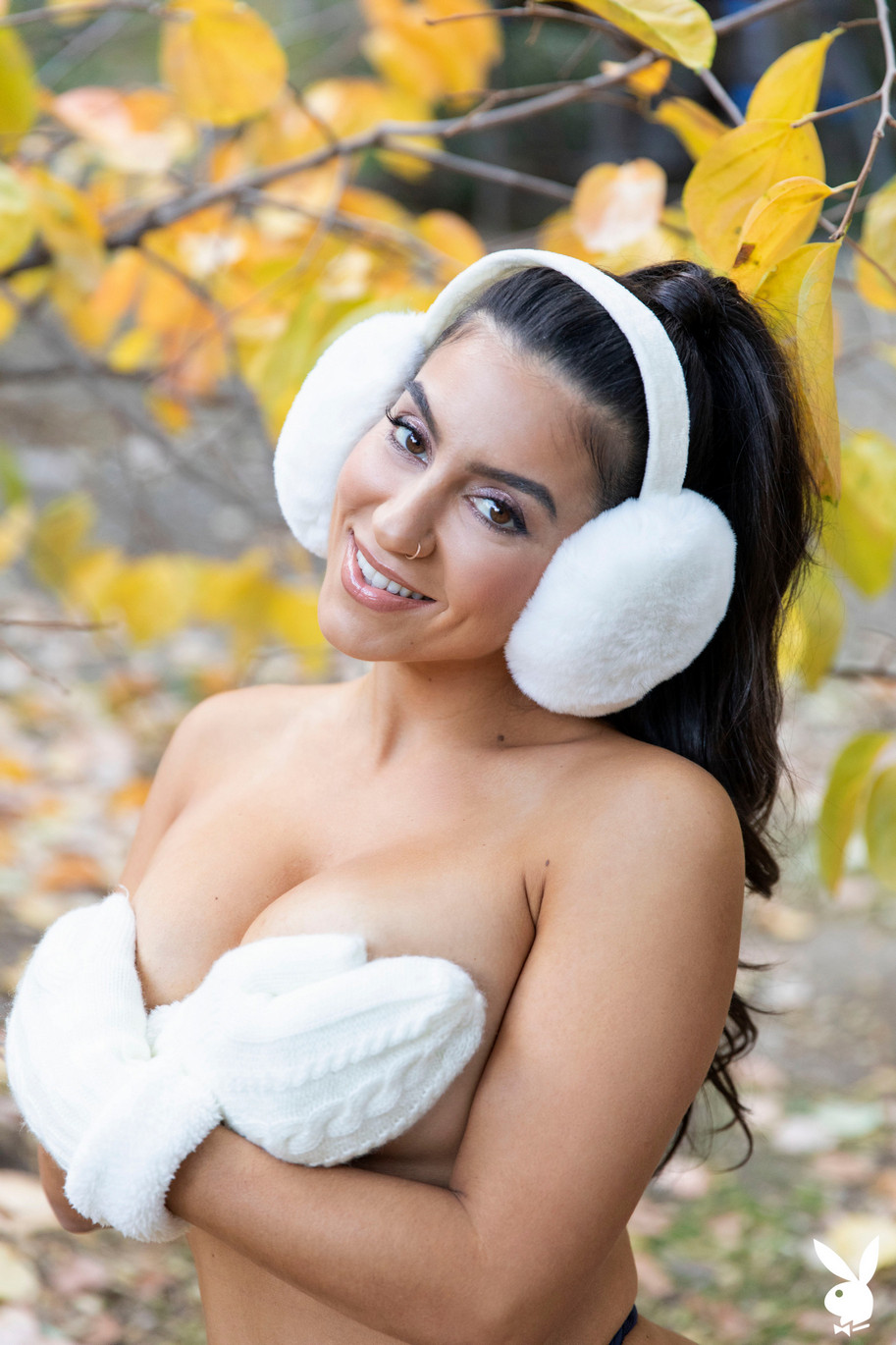 Smiling Babe Lena The Plug Getting Naked