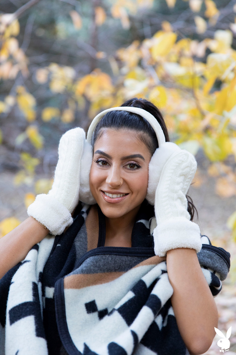 Smiling Babe Lena The Plug Getting Naked Cover Photo