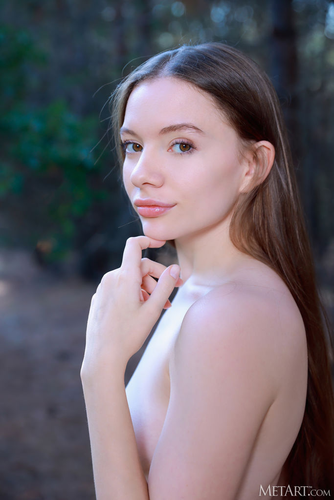 Stunning Brunette Dariana Sultry Beauty Gets Naked And Kneels On The Ground