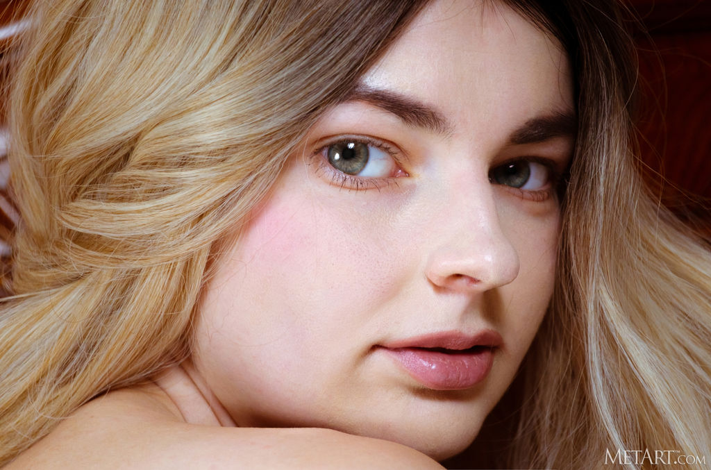 Stunning Blonde Francesca Rose Spreads Her Long Legs Wide