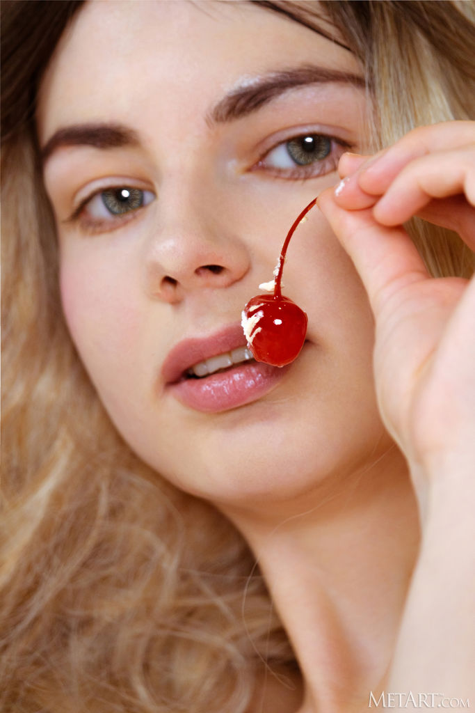 Stunning Blonde Francesca Rose Spreads Her Long Legs Wide