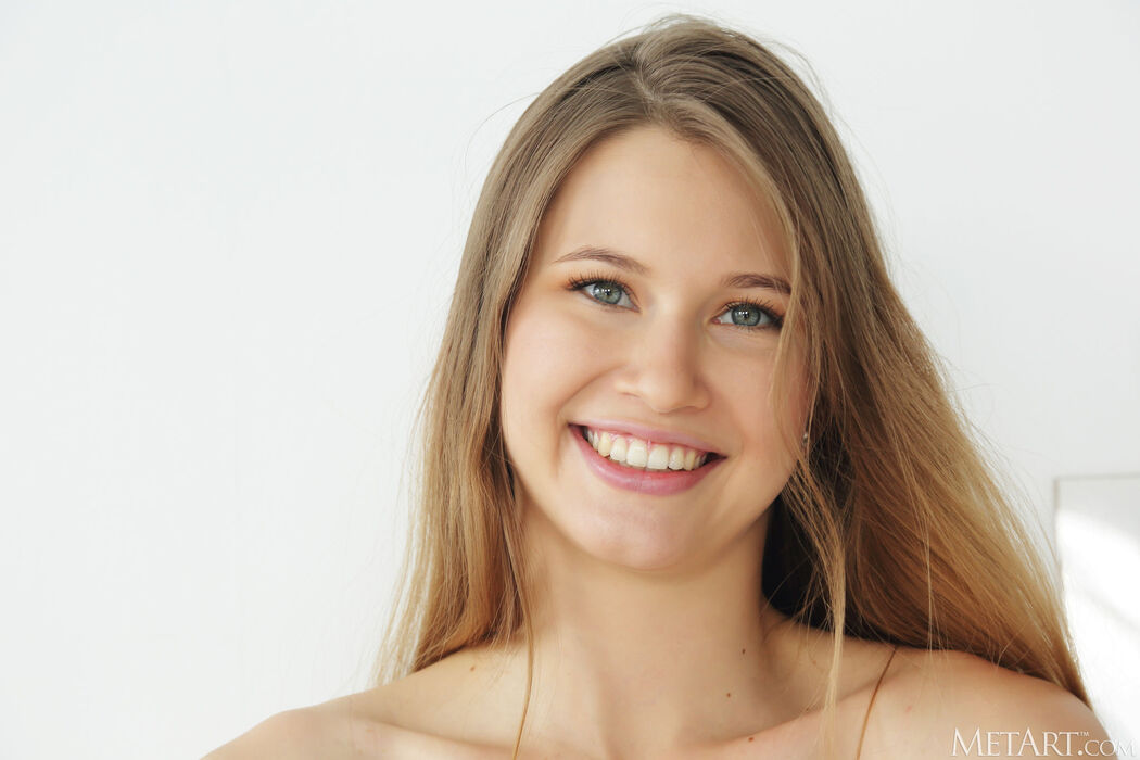 Stella Cardo Flaunts Her Gorgeous Ass