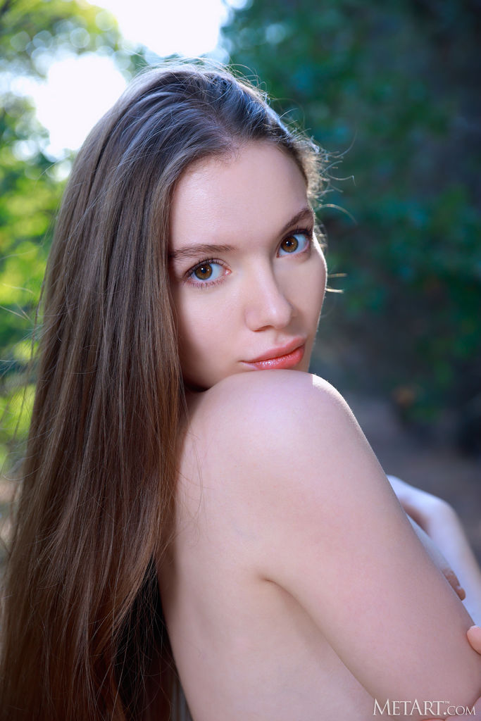 Stunning Brunette Dariana Sultry Beauty Gets Naked And Kneels On The Ground