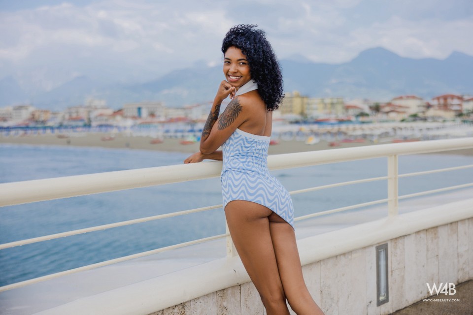 Stunning And Exclusive Barbie Enjoys Pussy Masturbation