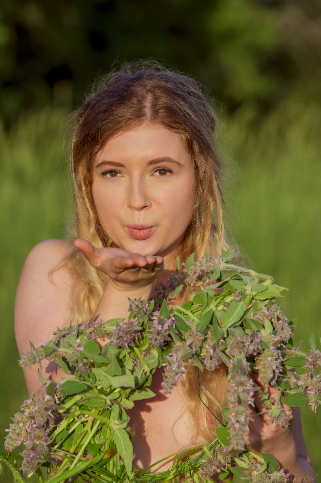 Taylor Tease Her Sweet Pink Nipples