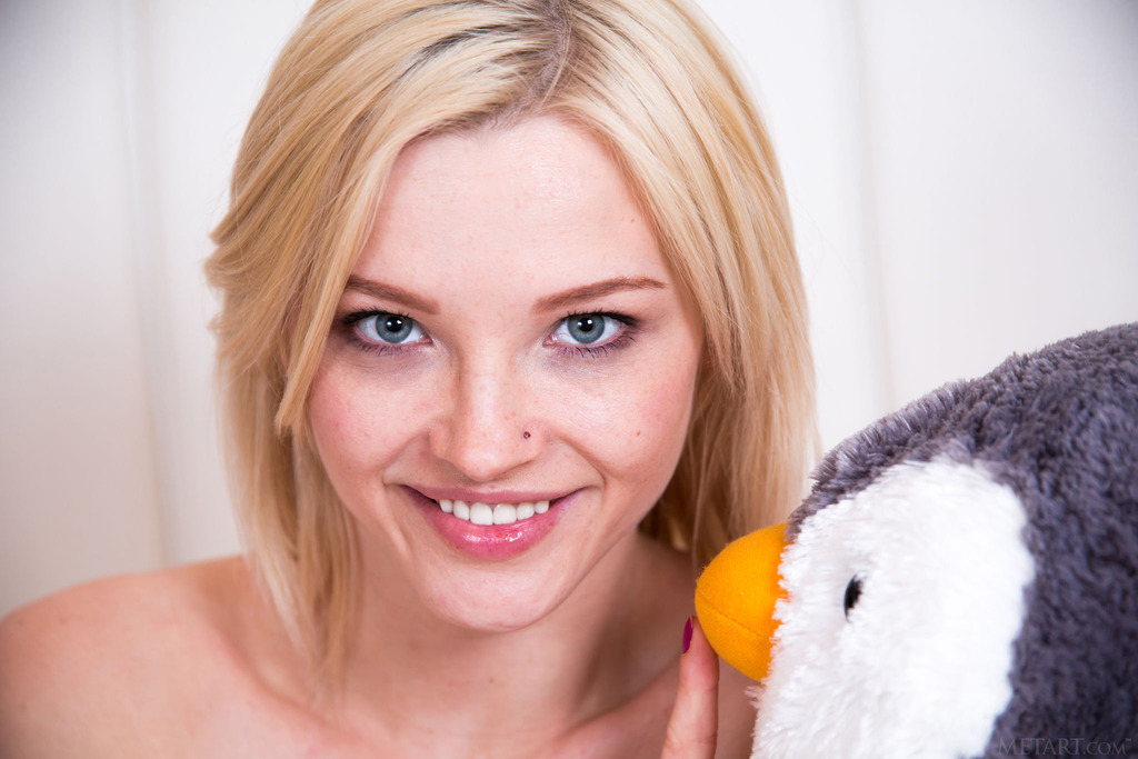 Zazie Putting Her Sexy Shaved Pussy On Display