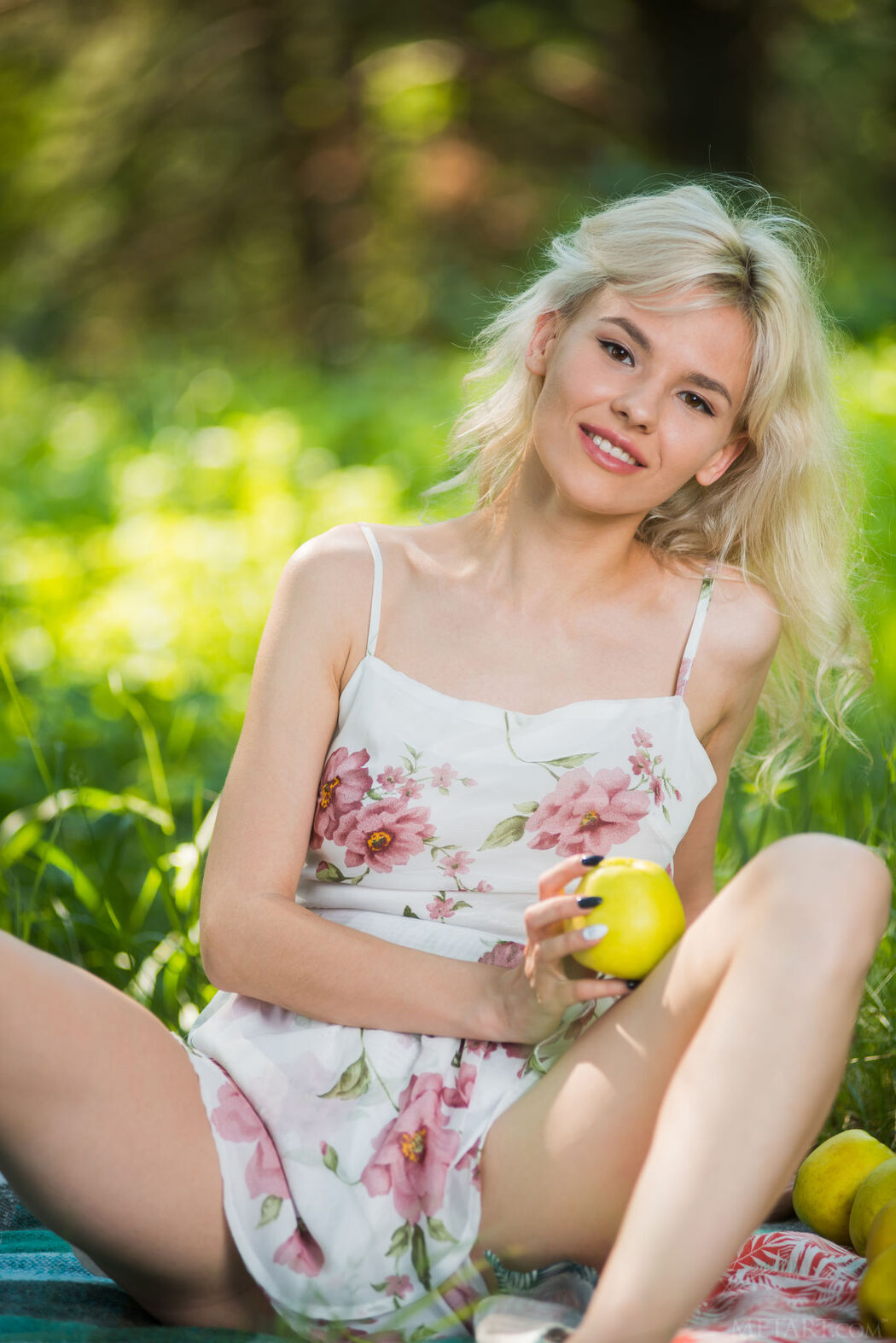 Zarina A Show The Plump Folds Of Her Shaved Pussy