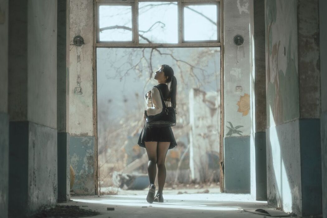 Coser@六味帝皇酱 – 废墟JK (53P)