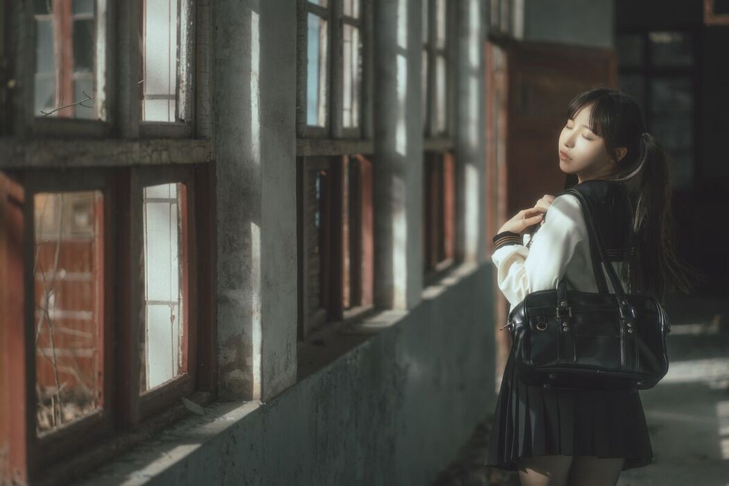 Coser@六味帝皇酱 – 废墟JK (53P)