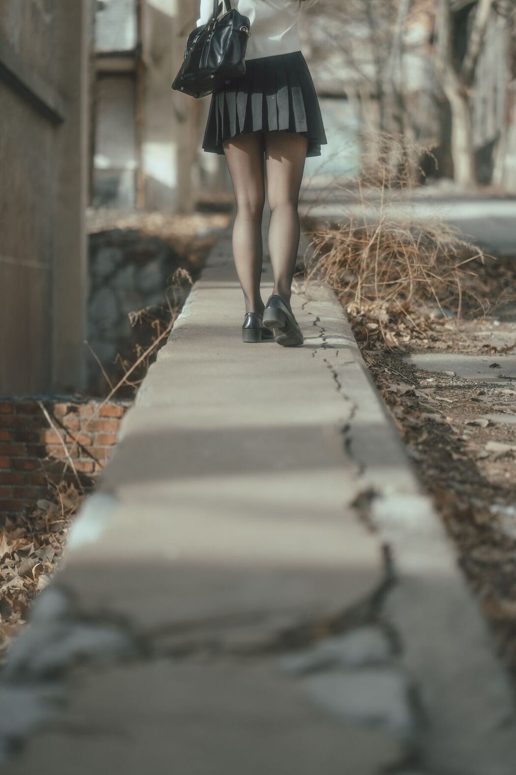 Coser@六味帝皇酱 – 废墟JK (53P)