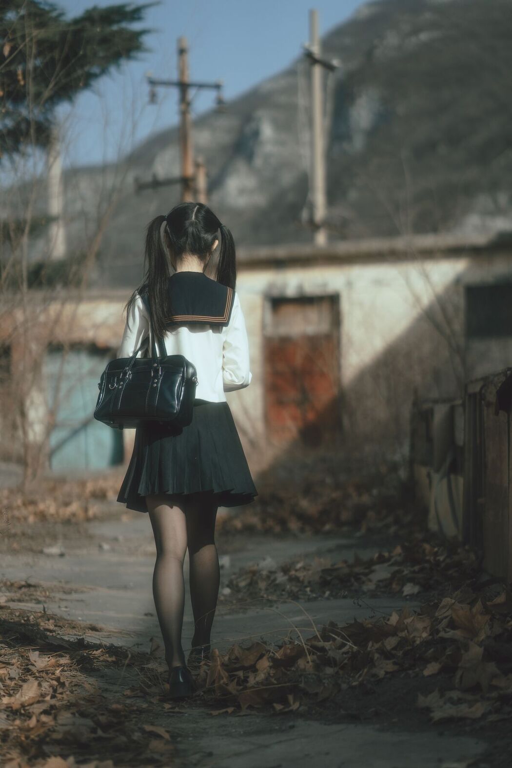 Coser@六味帝皇酱 – 废墟JK (53P)