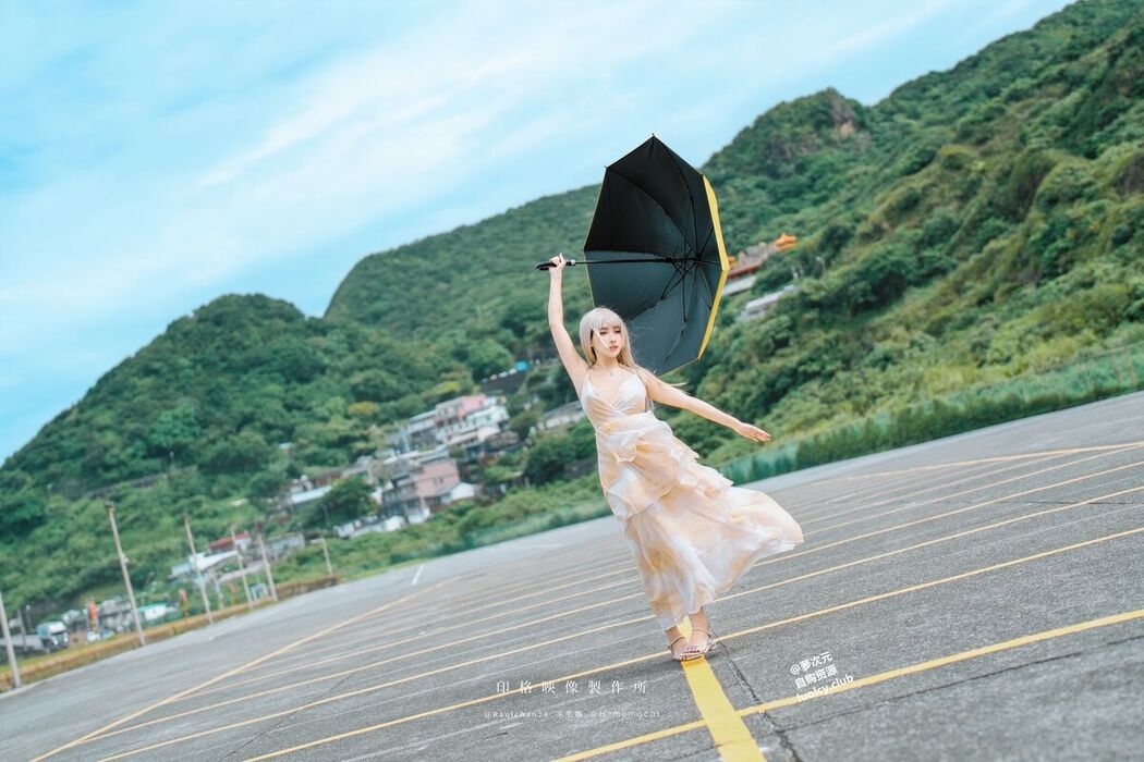 Coser@慕慕Momo &#8211; 隨風輕舞 (52P &#8211; 2V)