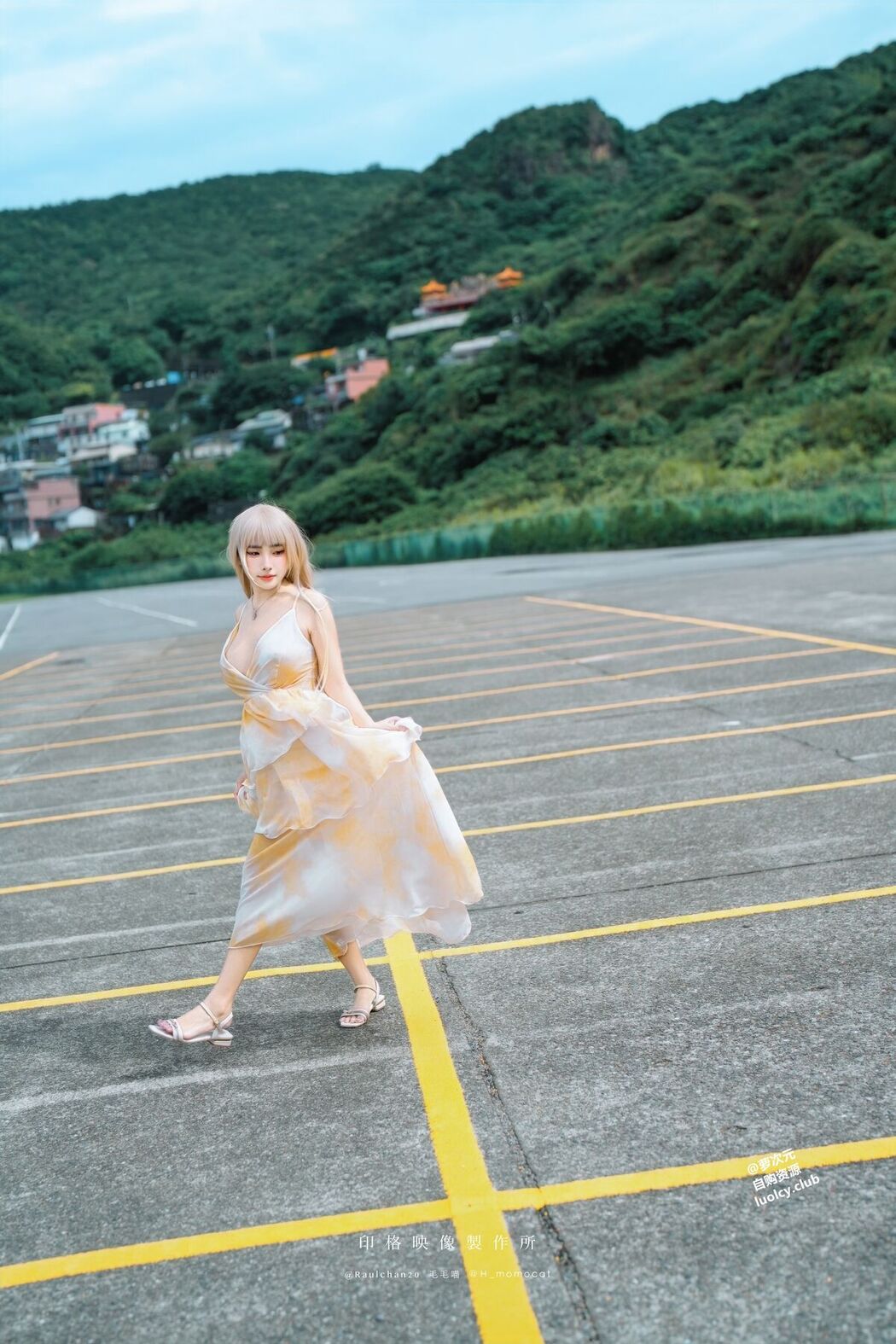 Coser@慕慕Momo &#8211; 隨風輕舞 (52P &#8211; 2V)