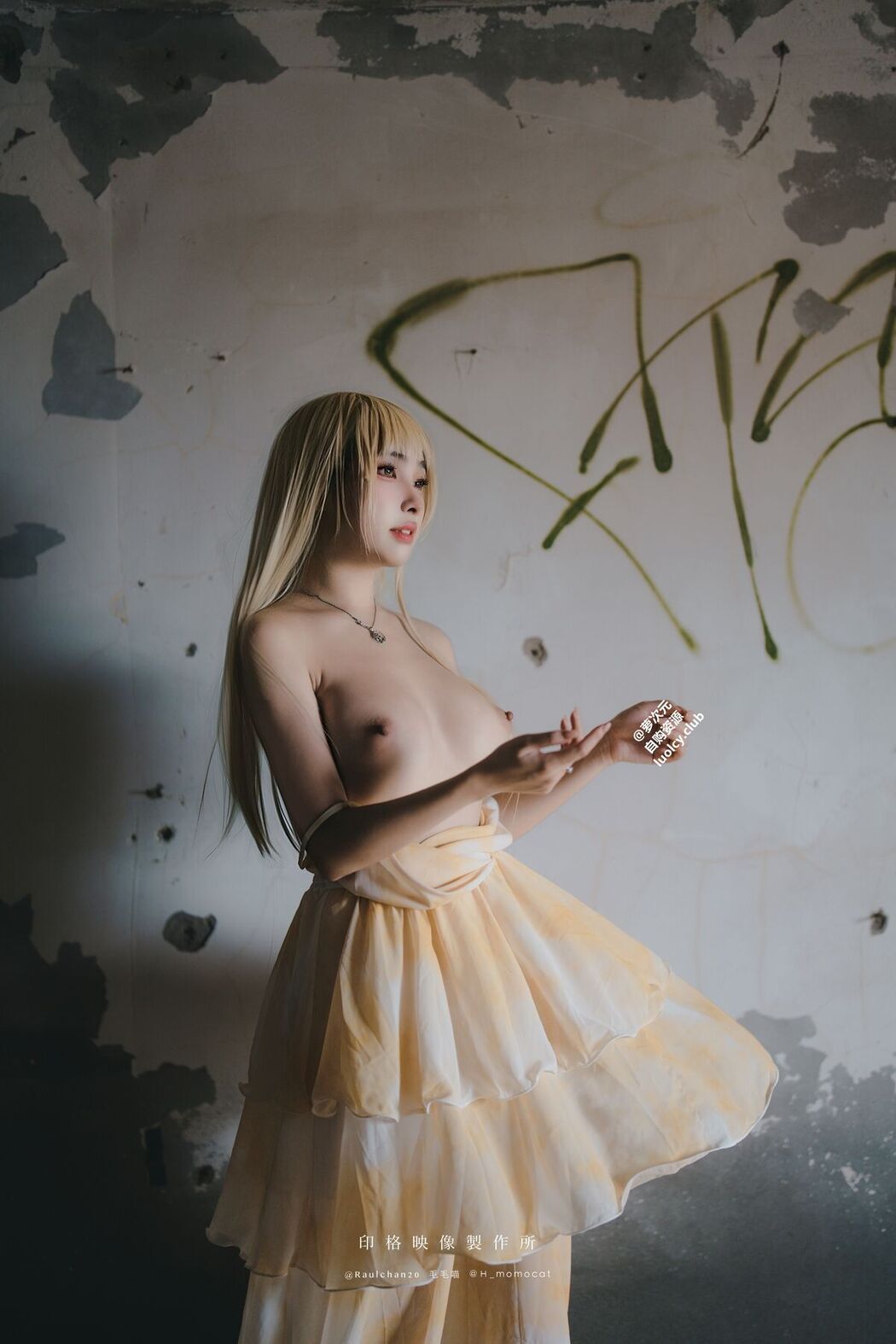 Coser@慕慕Momo &#8211; 隨風輕舞 (52P &#8211; 2V)