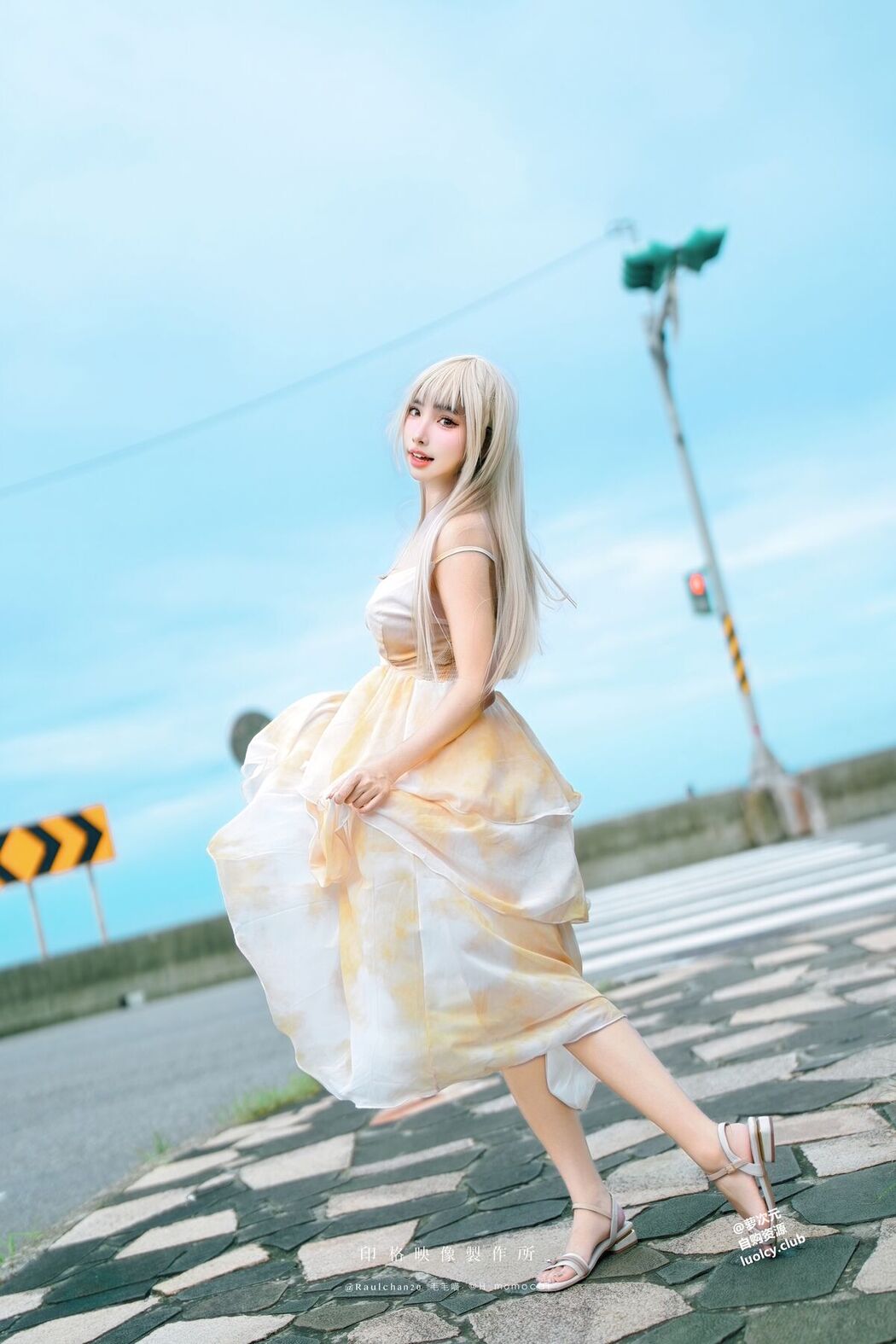 Coser@慕慕Momo &#8211; 隨風輕舞 (52P &#8211; 2V)