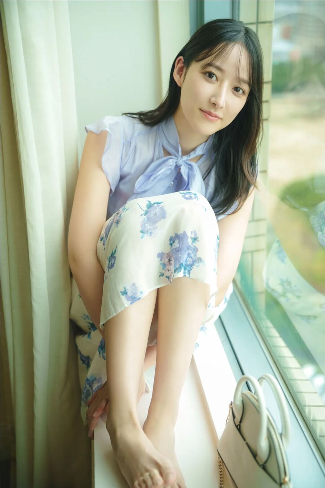 JP Ami Yamazaki 山崎あみ – FRIDAY GOLD 綺麗なお姉さんの密かな休日 (19P)