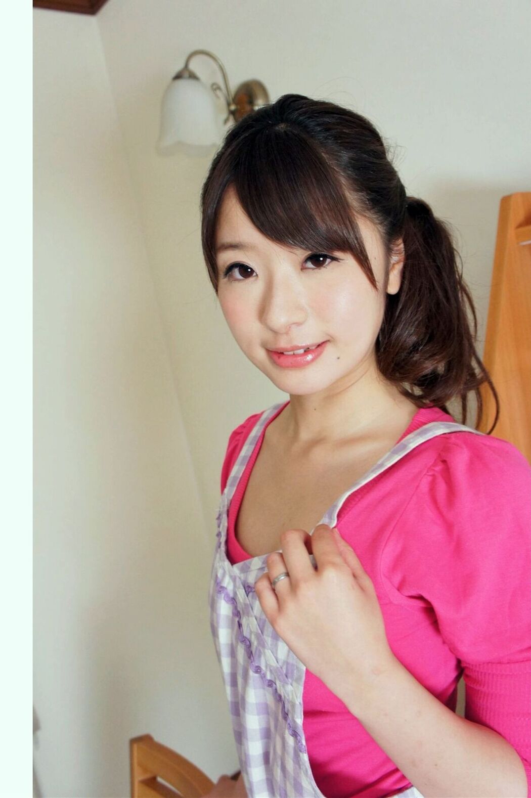 JP Hatsumi Saki 初美沙希 – ロリ顔ドスケベ幼妻 欲求不満な幼妻の止まらない肉欲… 激ヤバ写真集 (80P)