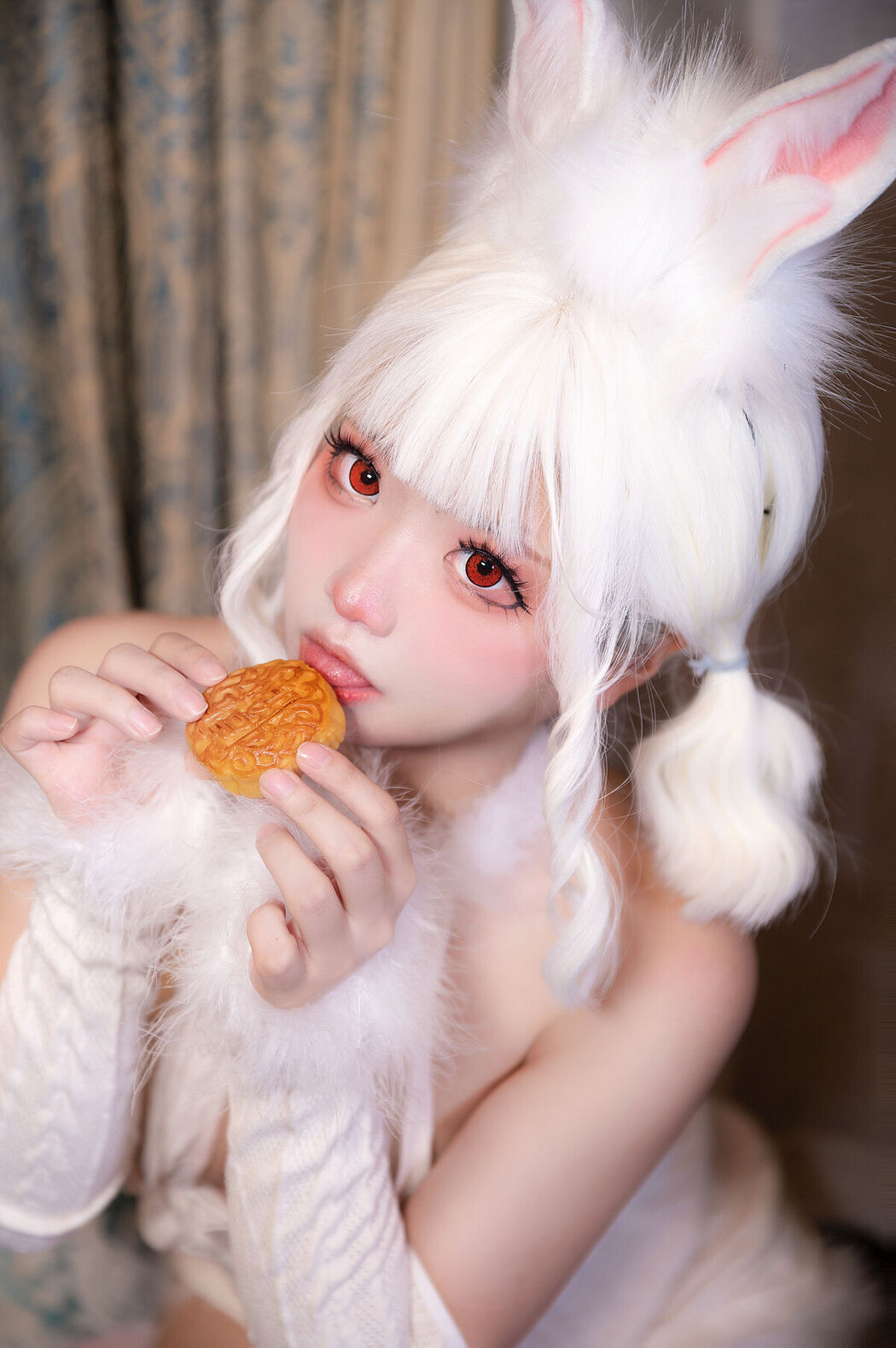 Coser@伊喵君 – 中秋礼物 (80P – 2V)