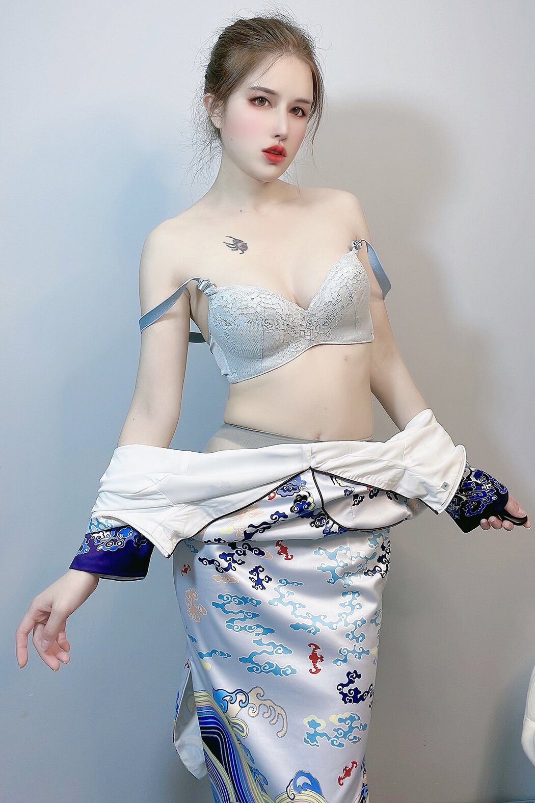 Coser@鹿八岁 – 预售期间附送自拍图 (27P – 1V) Cover Photo