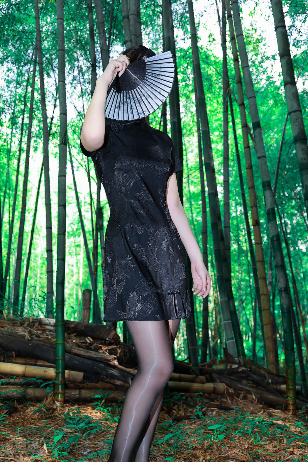 Li Jia 李佳 – 黑旗袍森林 (57P)