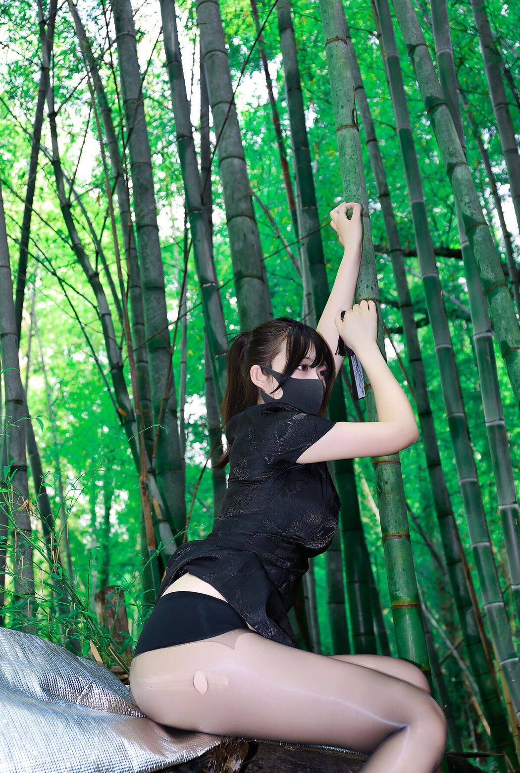 Li Jia 李佳 – 黑旗袍森林 (57P)