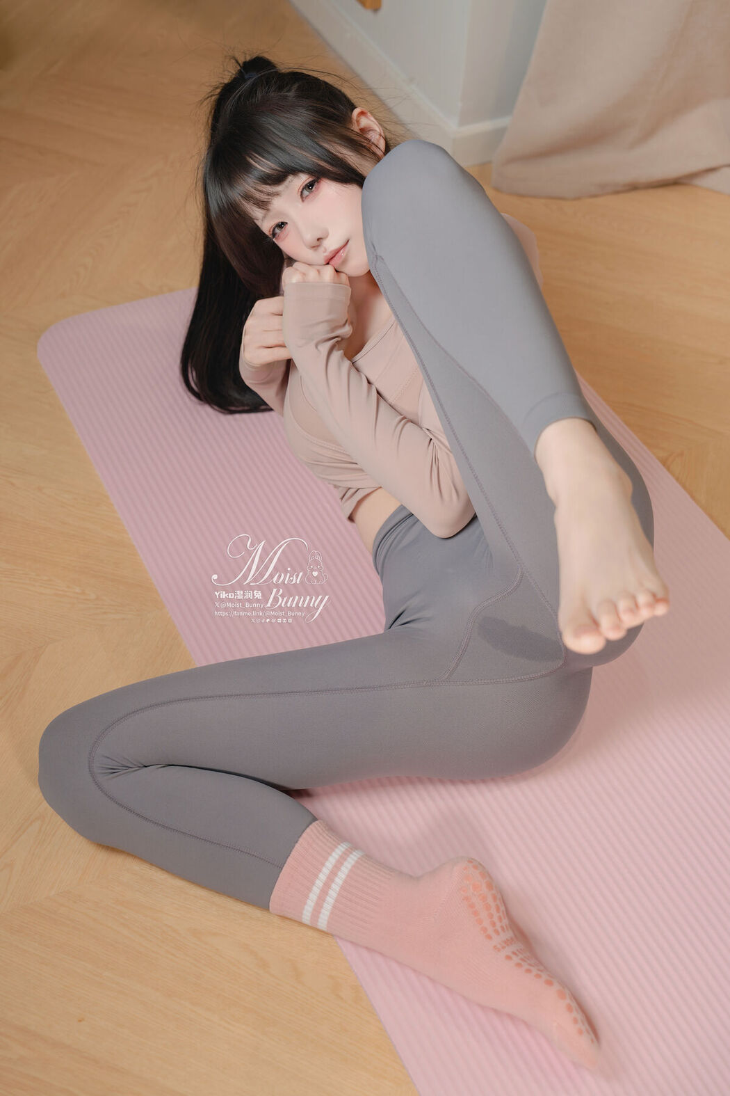 Coser@黏黏团子兔 – 2025年06月 上门私教课 Part01 (56P – 2V)