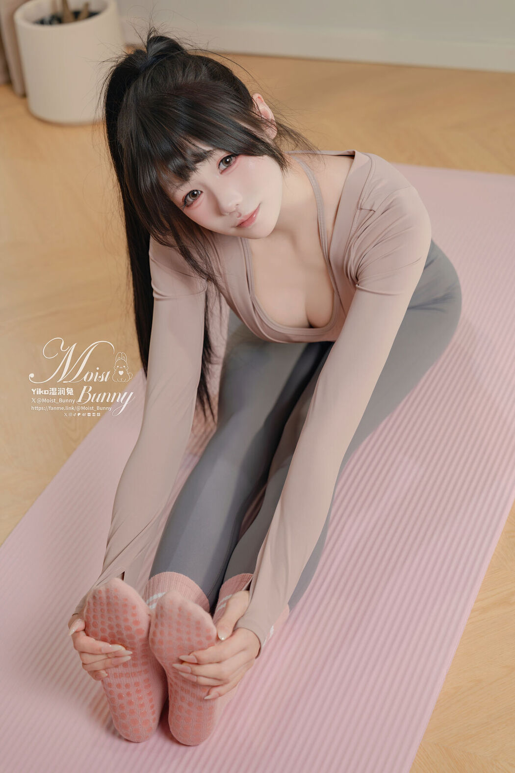 Coser@黏黏团子兔 – 2025年06月 上门私教课 Part01 (56P – 2V)