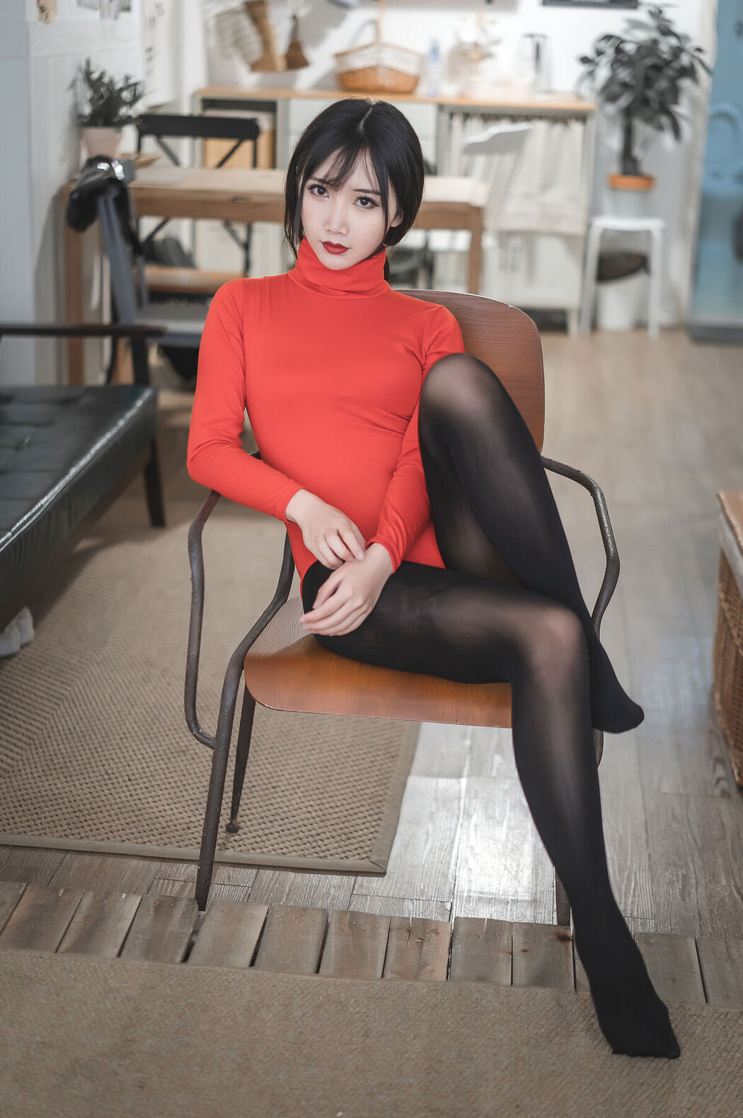 Coser@面饼仙儿 – 皮裤连体红毛衣 (21P)