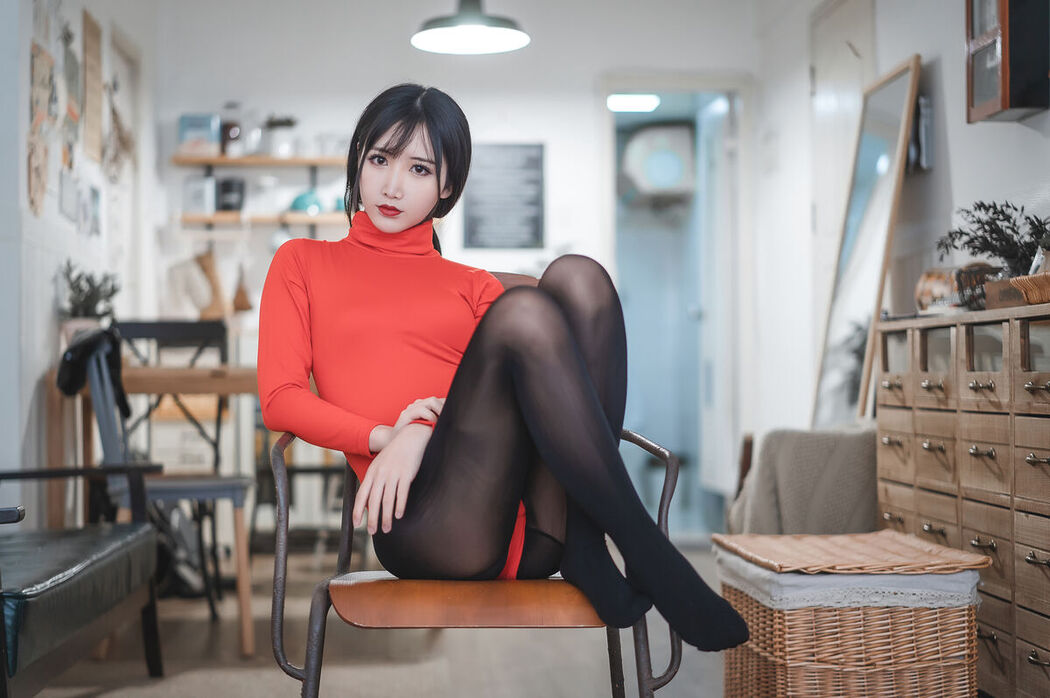 Coser@面饼仙儿 – 皮裤连体红毛衣 (21P)