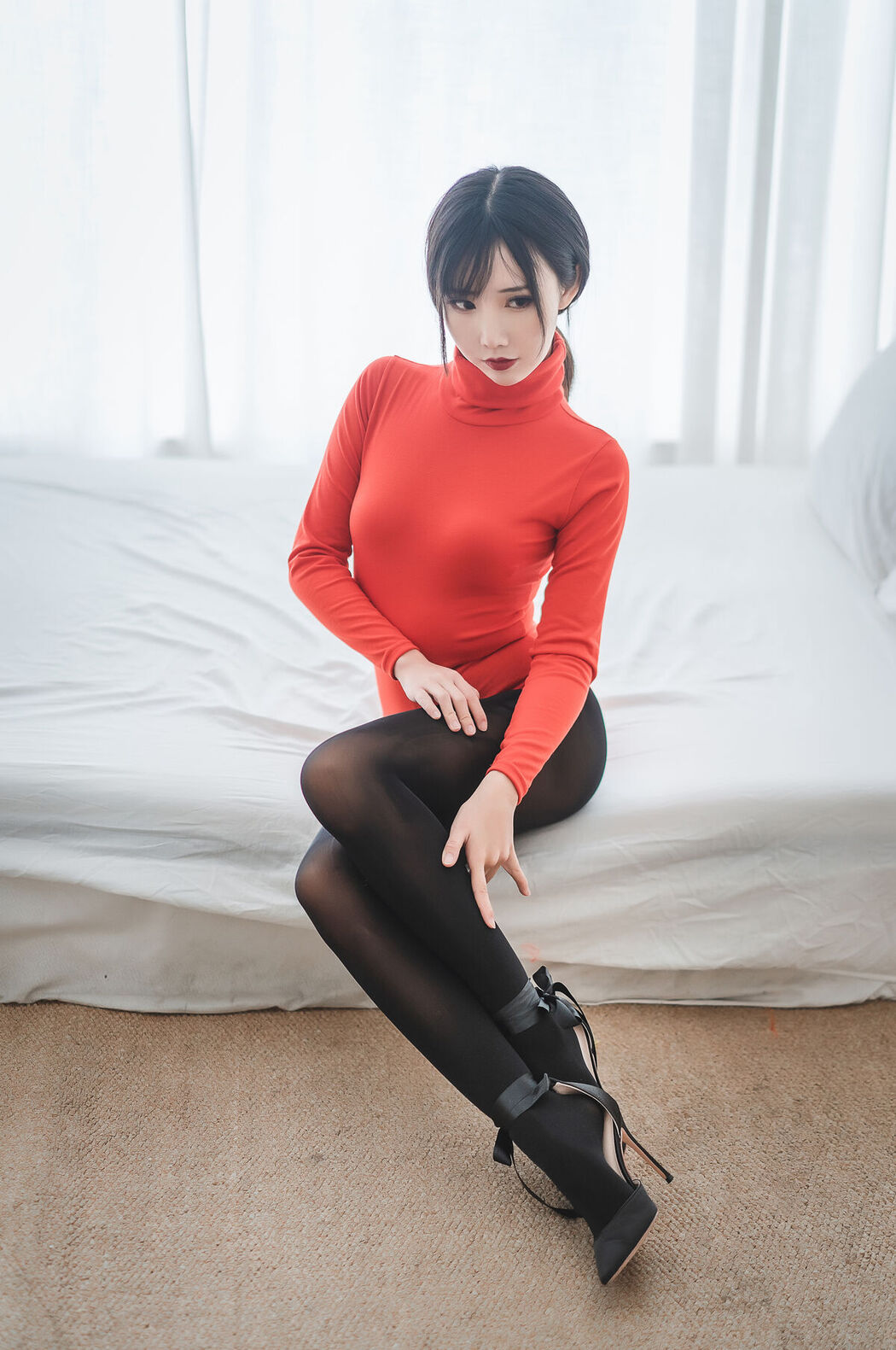 Coser@面饼仙儿 – 皮裤连体红毛衣 (21P)