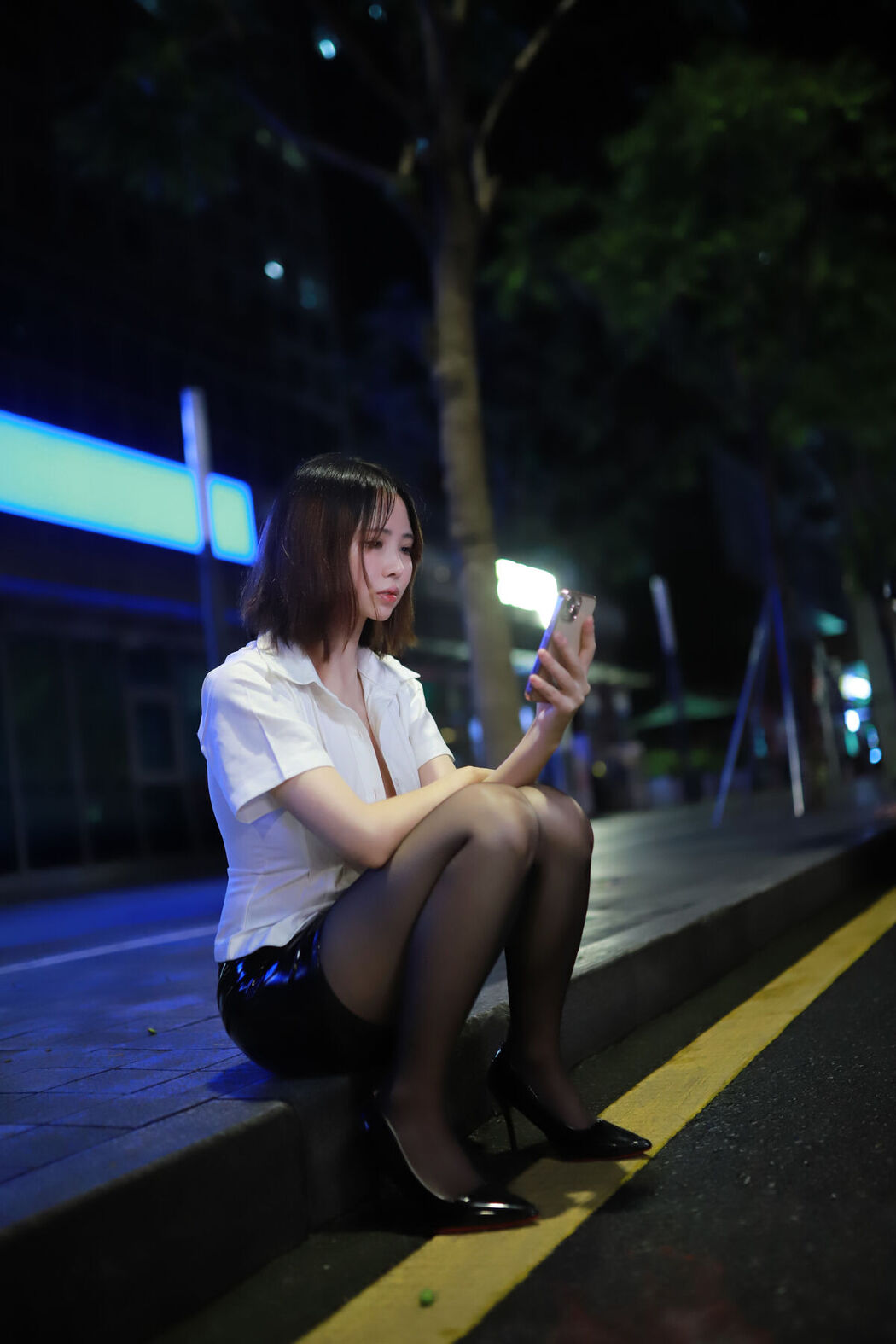 Coser@上杉绘梨落 – 被人跟踪 Part01 (51P)