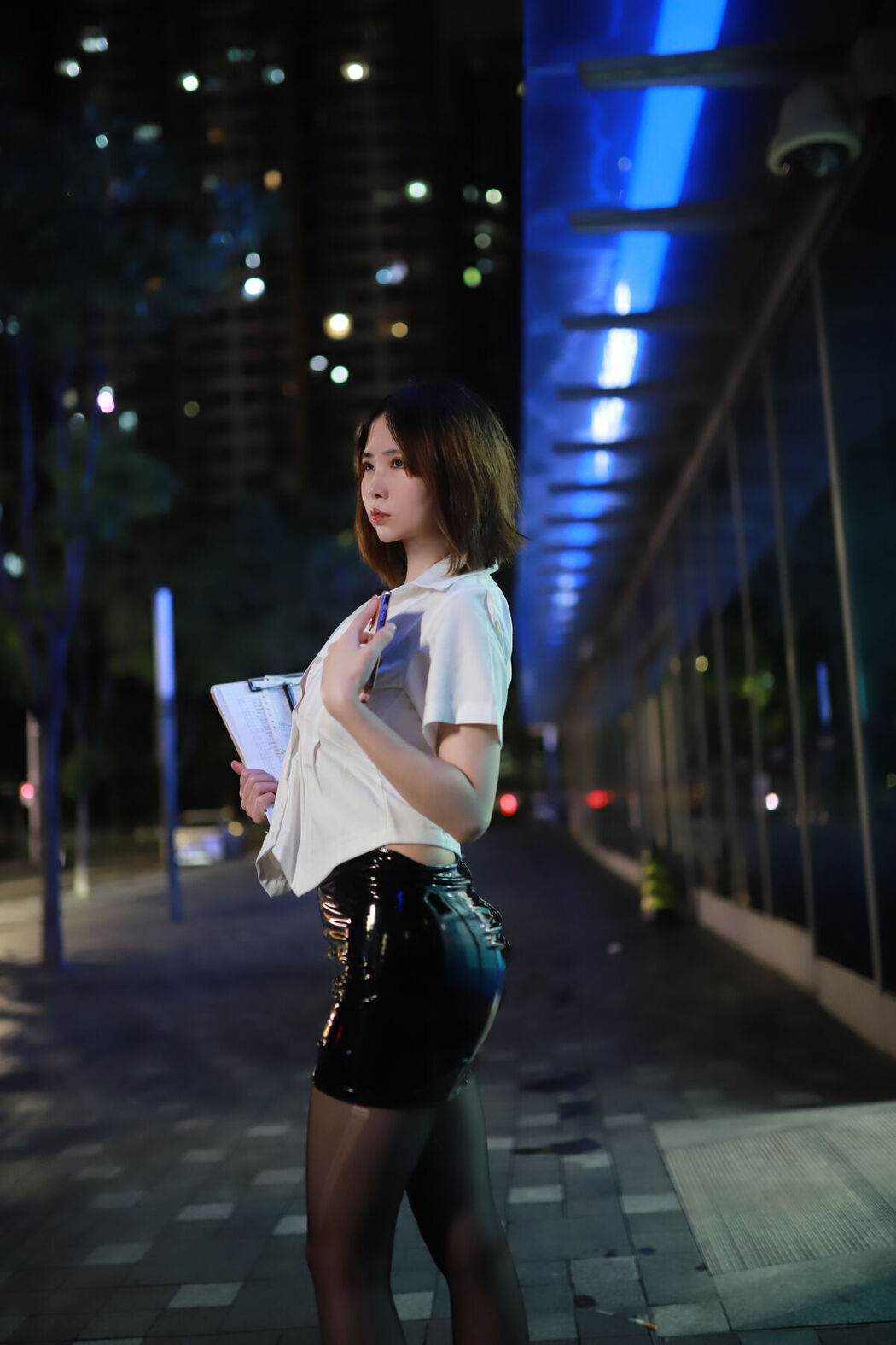 Coser@上杉绘梨落 – 被人跟踪 Part01 (51P)