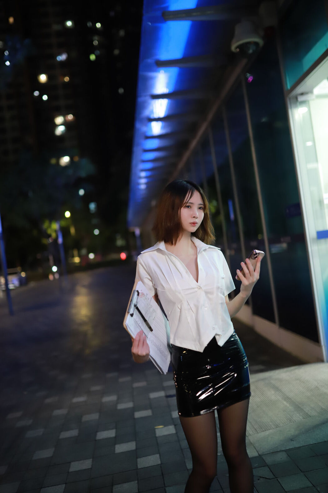 Coser@上杉绘梨落 – 被人跟踪 Part01 (51P)