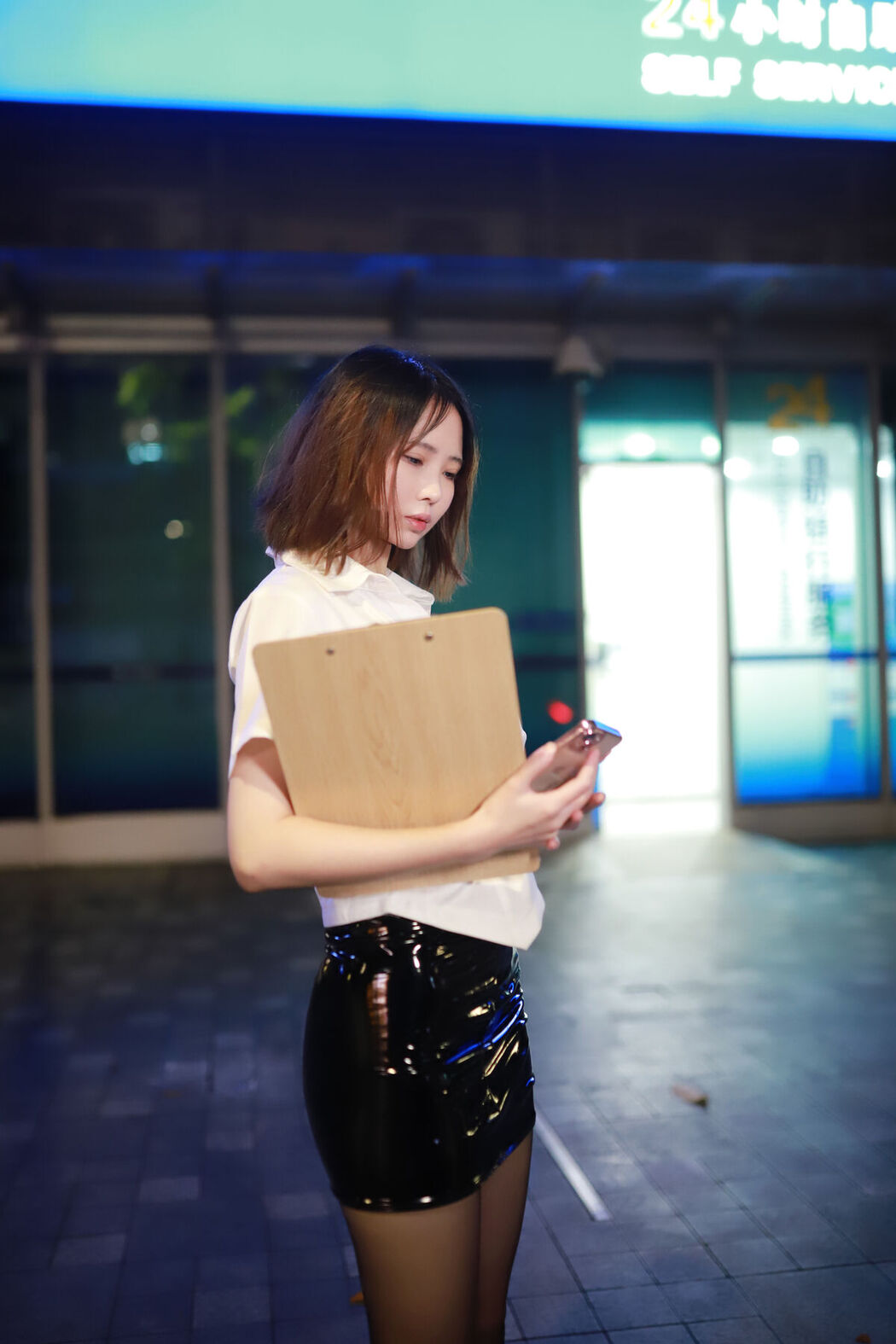 Coser@上杉绘梨落 – 被人跟踪 Part01 (51P)