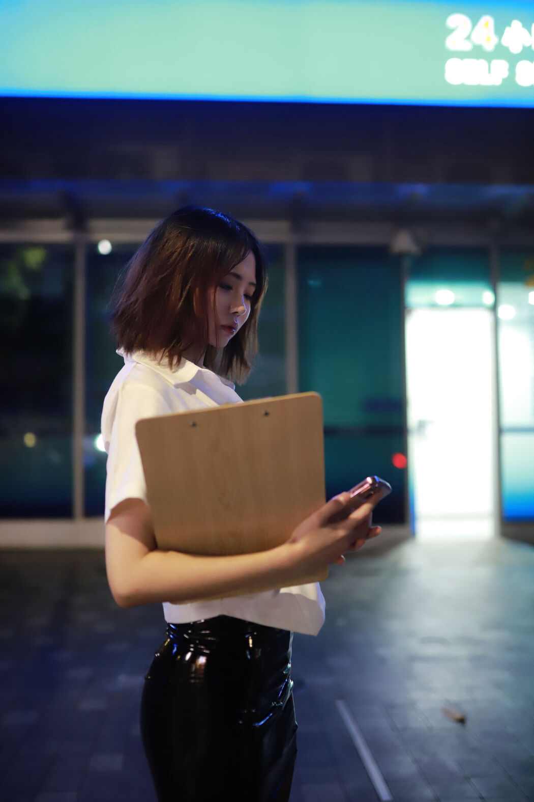 Coser@上杉绘梨落 – 被人跟踪 Part01 (51P)