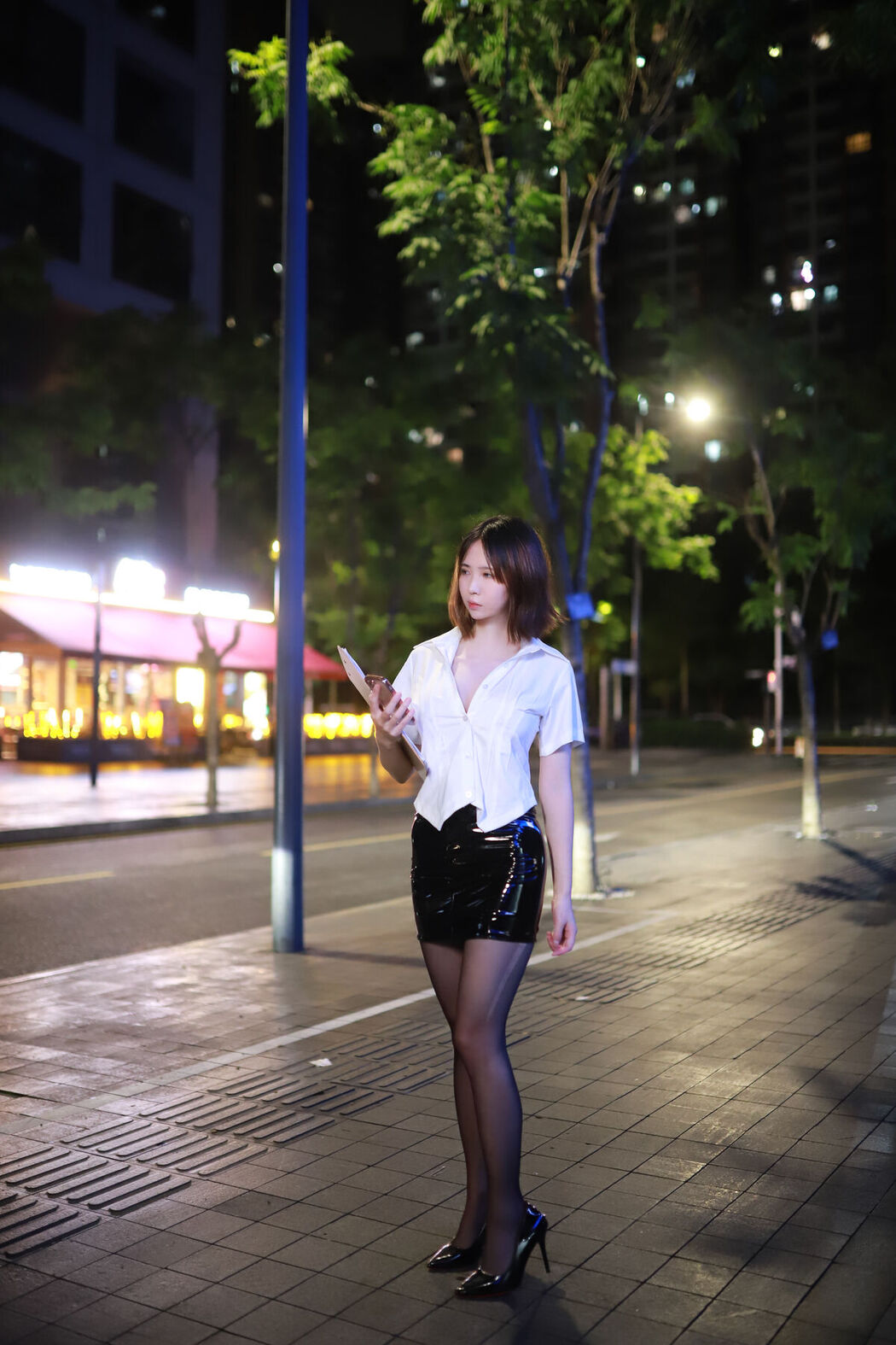 Coser@上杉绘梨落 – 被人跟踪 Part01 (51P)