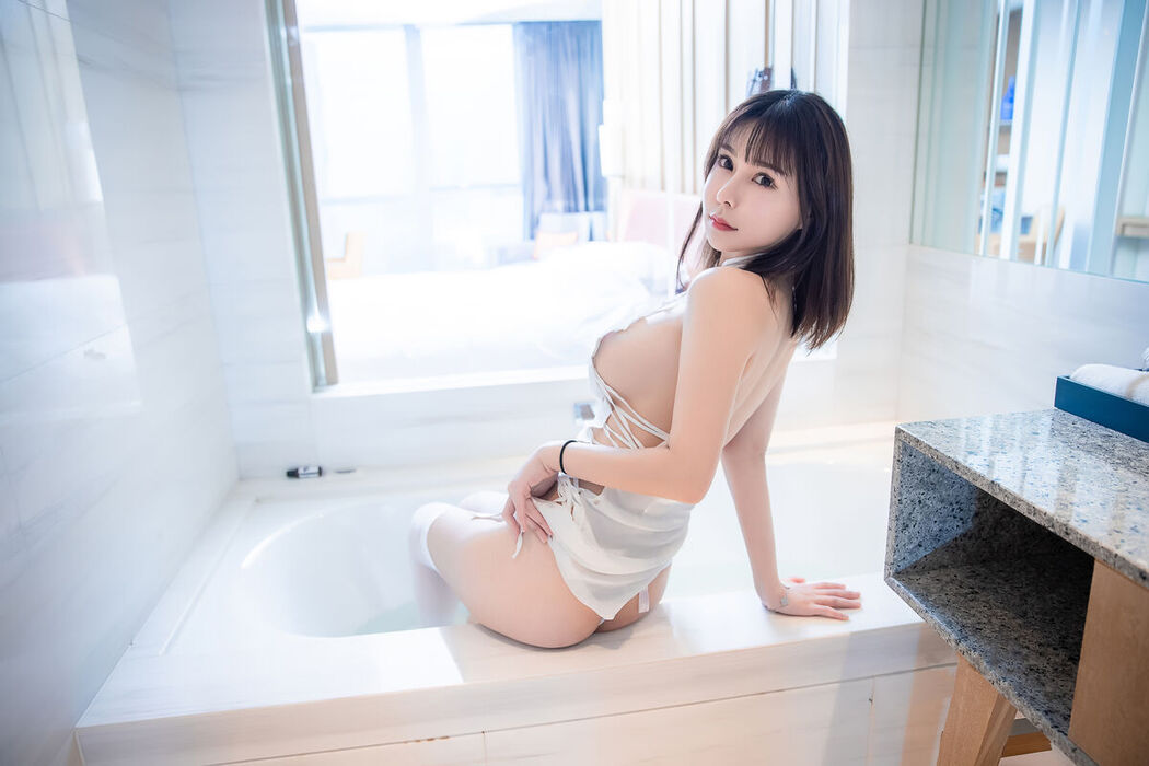 Coser@亚马逊鲶鱼 &#8211; 白色旗袍 (18P)