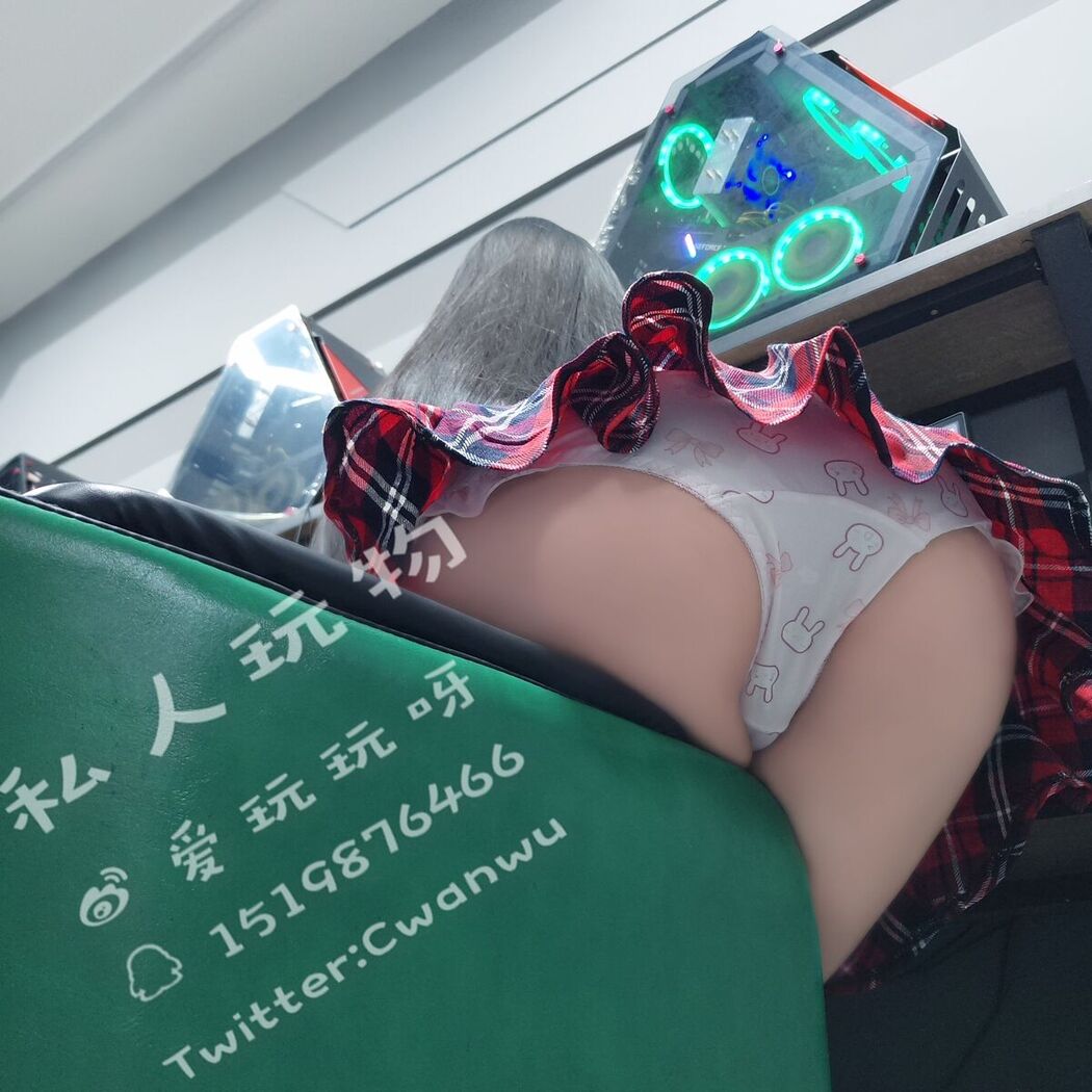 Coser@私人玩物 &#8211; 网吧露出 (48P &#8211; 4V)