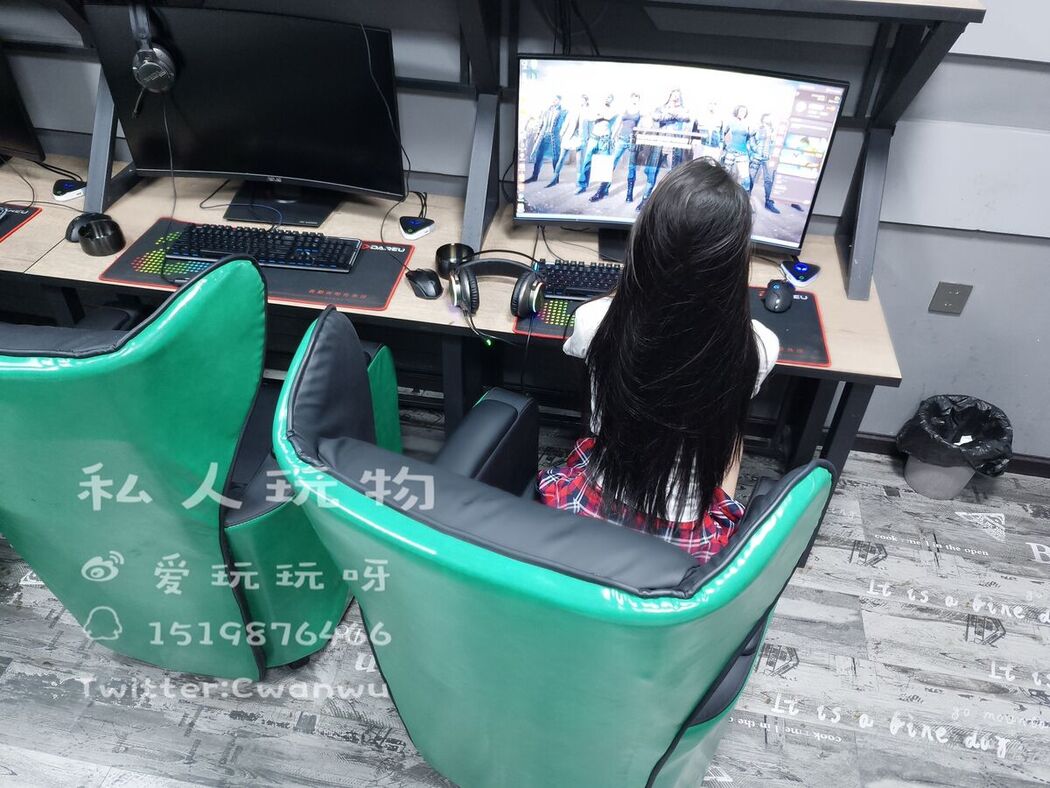 Coser@私人玩物 &#8211; 网吧露出 (48P &#8211; 4V)