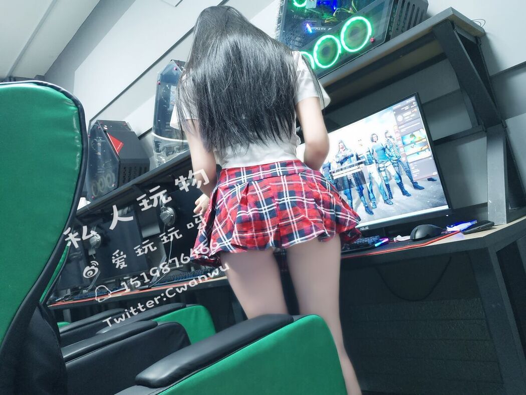 Coser@私人玩物 &#8211; 网吧露出 (48P &#8211; 4V)