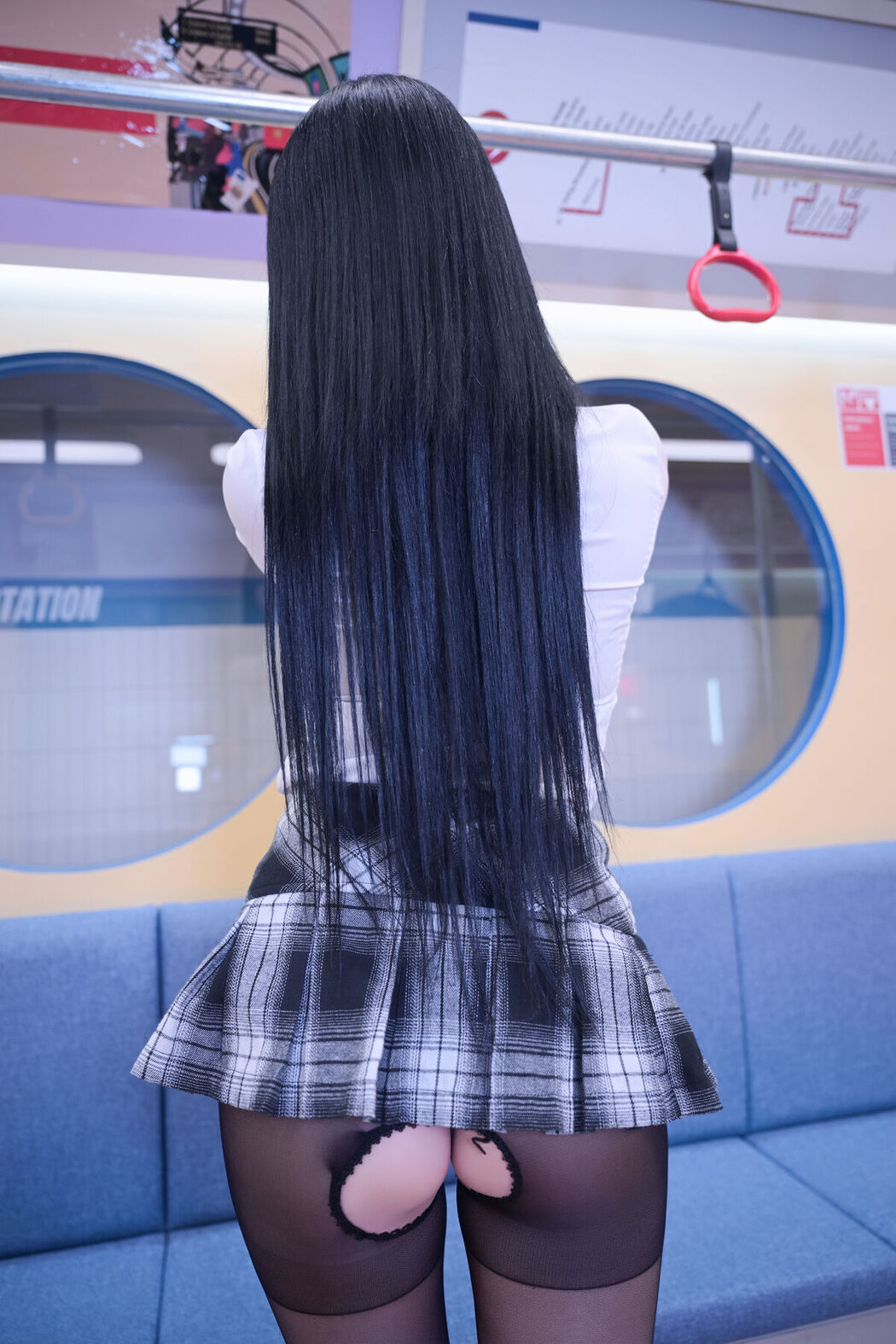 Bomi 보미 – Schoolgirl In The Subway Part01 (52P)