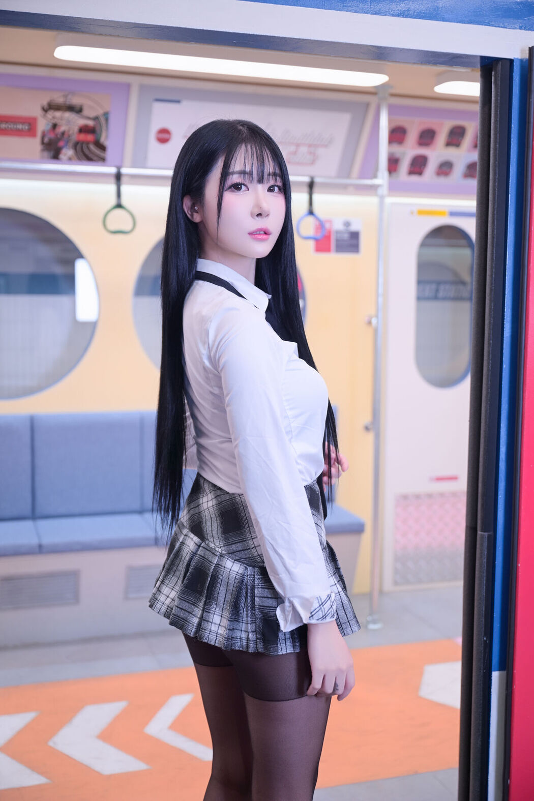Bomi 보미 – Schoolgirl In The Subway Part01 (52P)